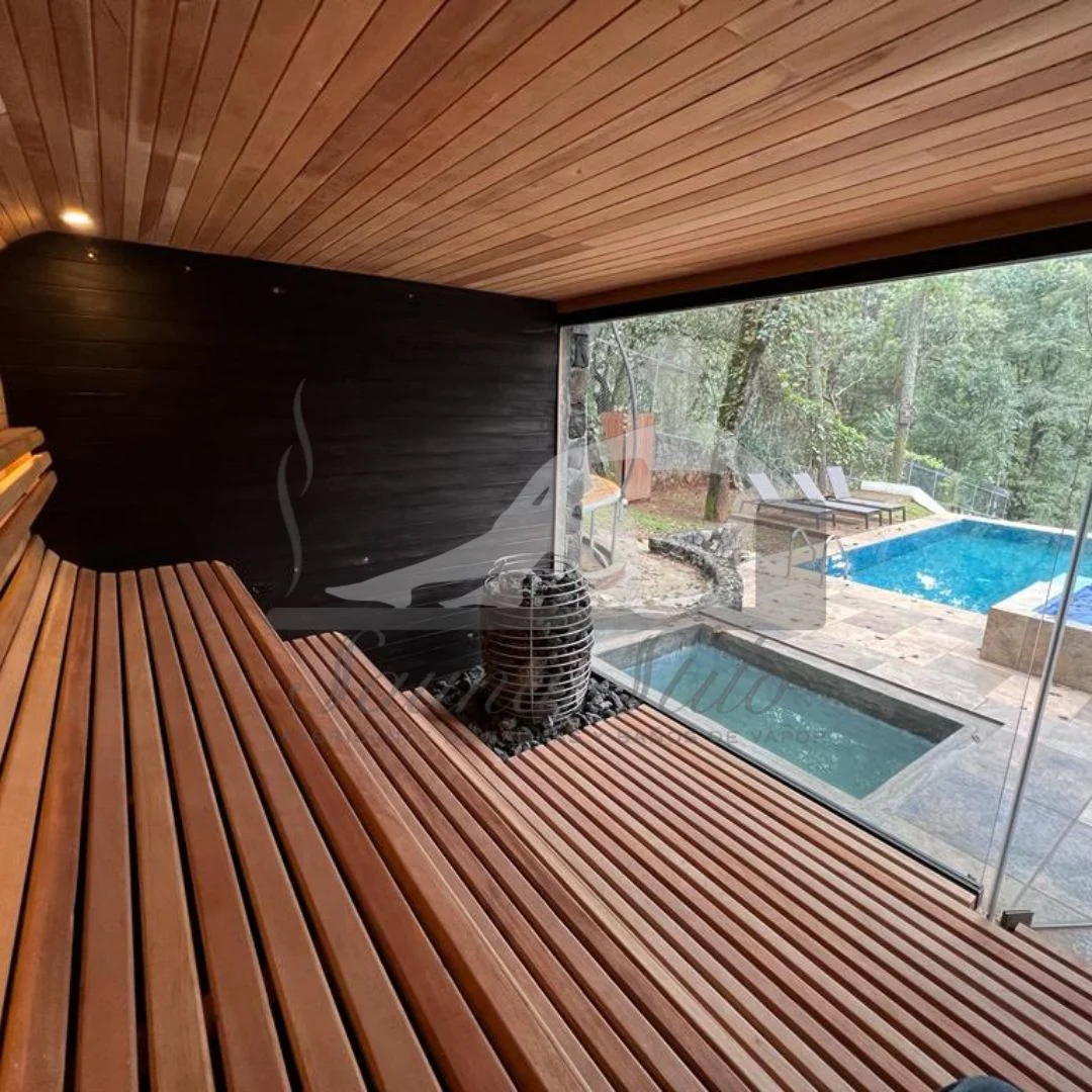 Sauna real de Sauna Stilo con bancas de madera y ventanal hacia el jardín