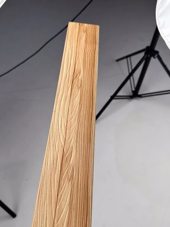 Fotografía de referencia de un acabado natural de madera, sin identificación de especie