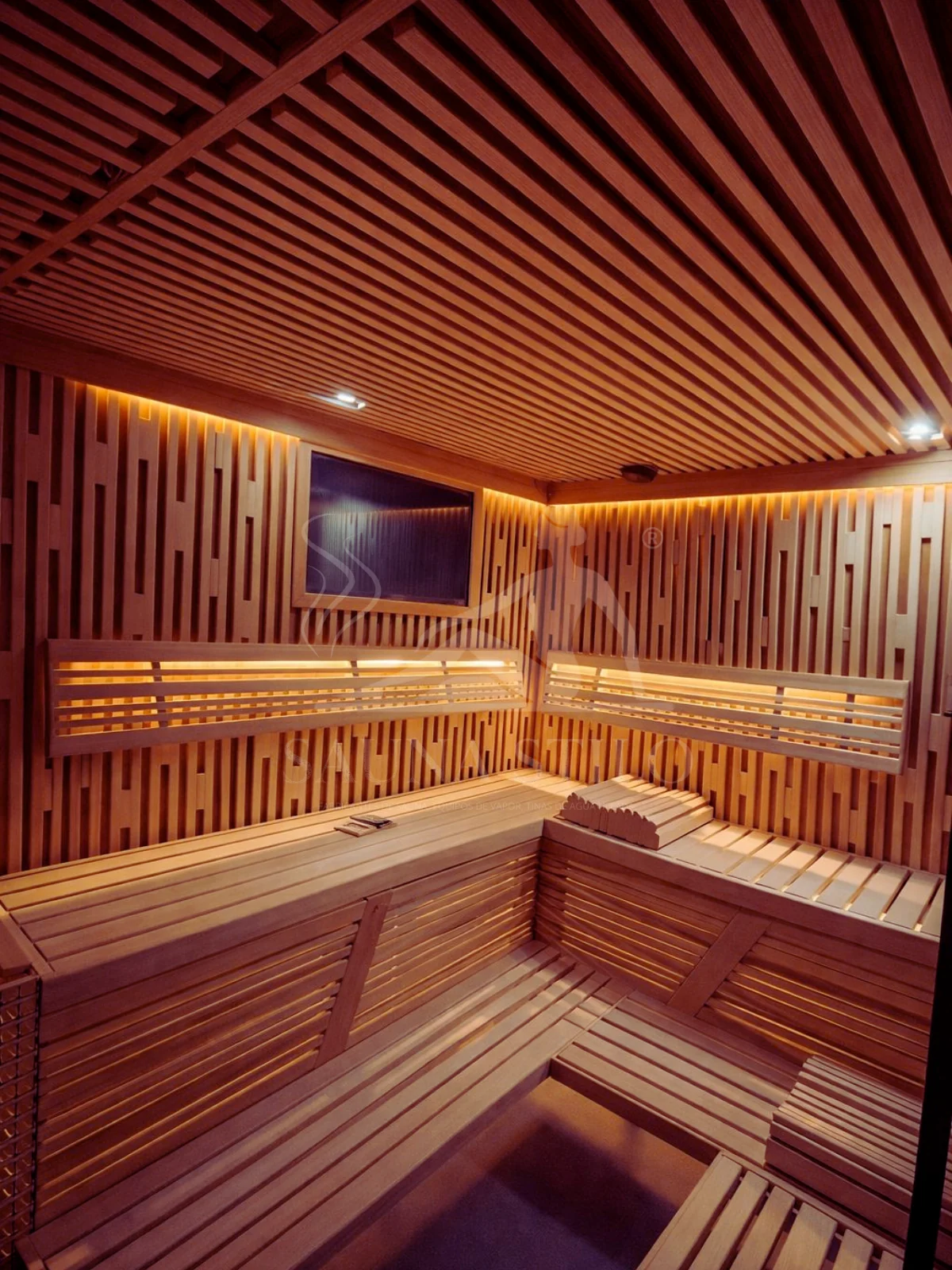 Bancas y revestimiento de madera fabricados por Sauna Stilo